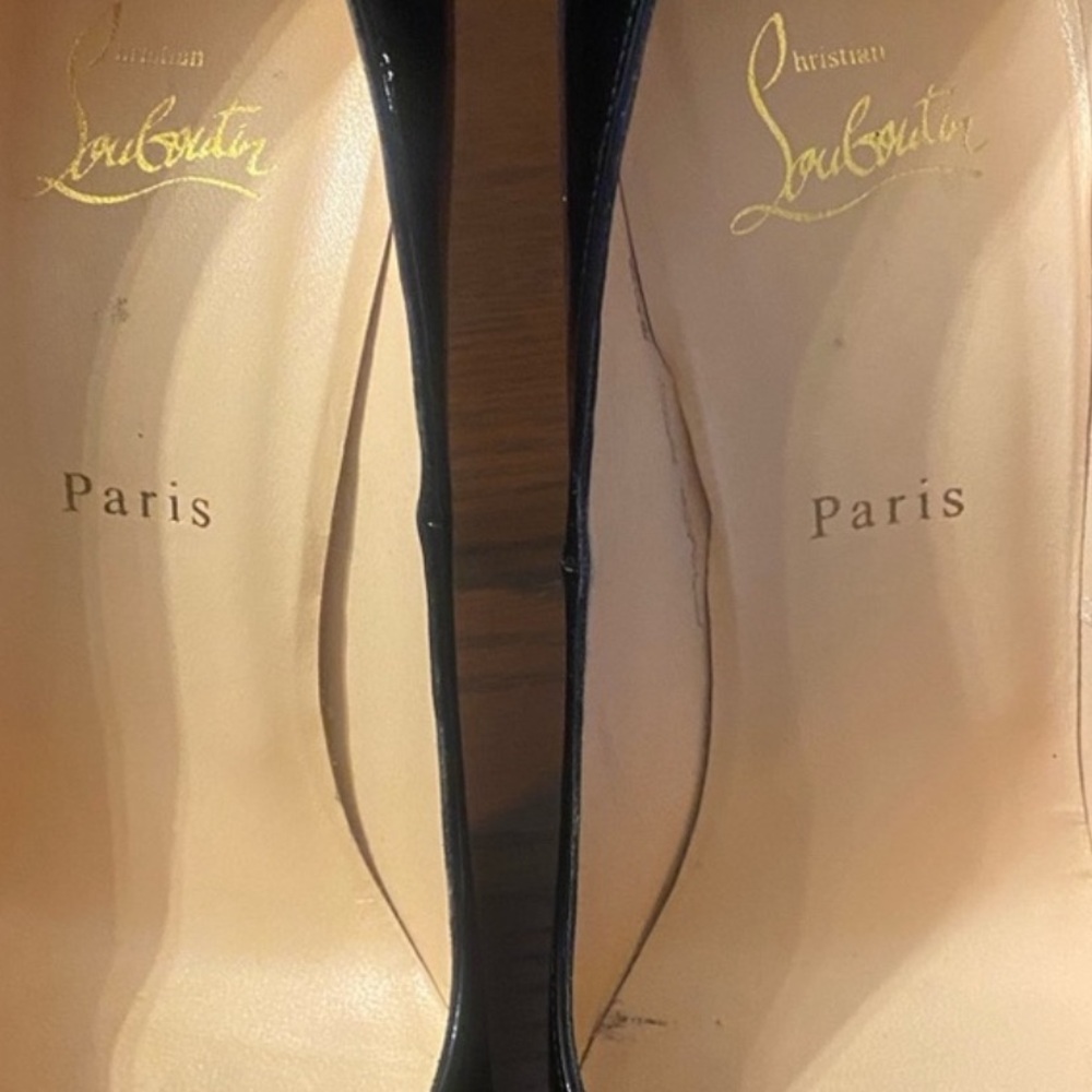 (FITS LIKE A SIZE 9 and 9.5) Christian Louboutin Black only tried on indoors - Picture 11 of 16